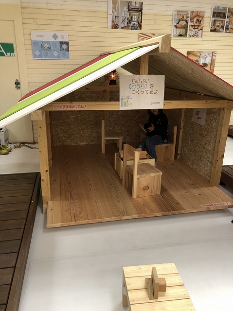 木工教室の他にも、大工手刻みの小屋をつくり、小屋の中でお子さん達が積み木などで遊べるようにしました。