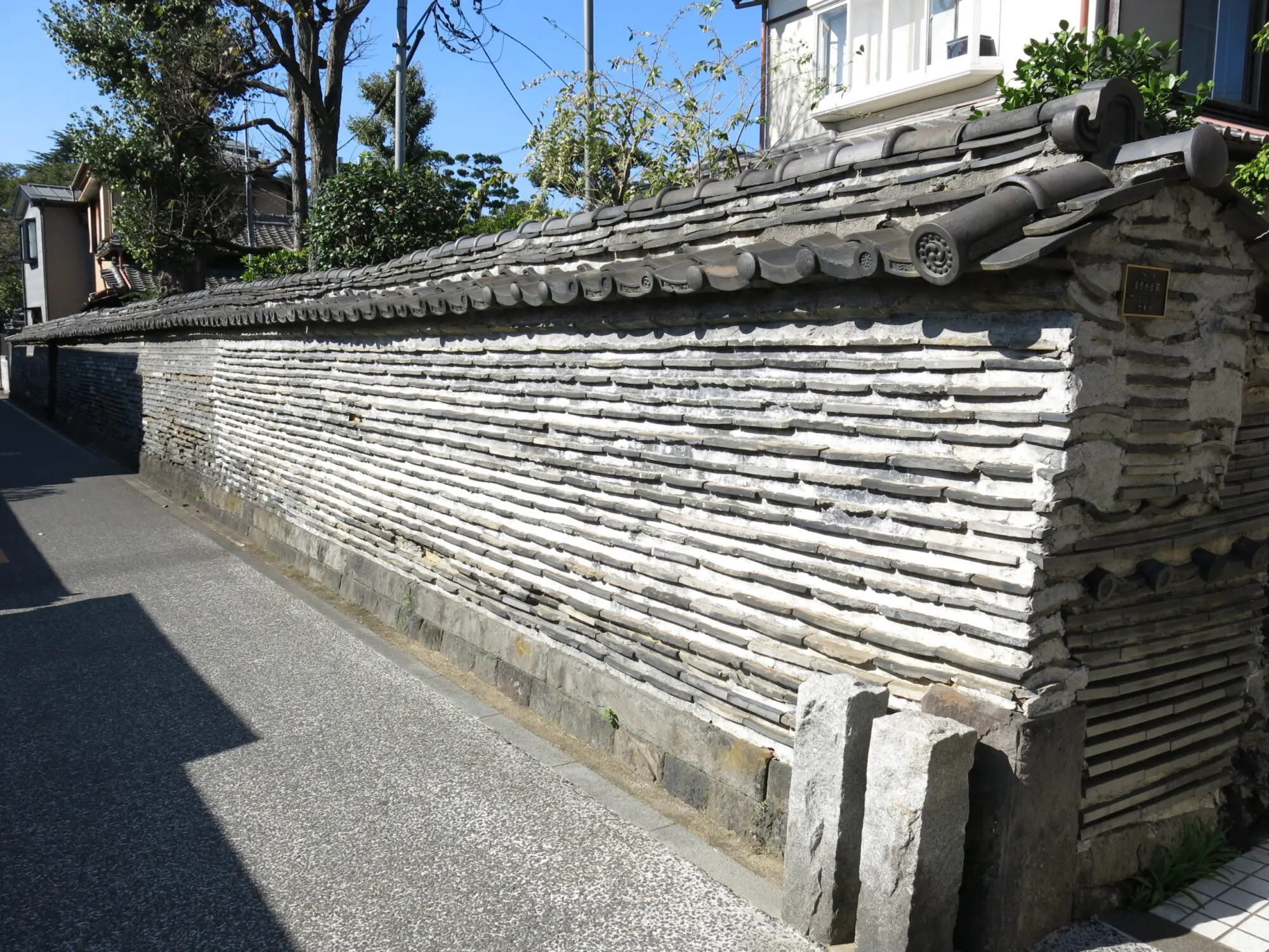 古民家旅館風の建物を引き立てる大和塀 水嶋建設 豊田市 みよし市 日進市で家を建てるなら自然素材の注文住宅