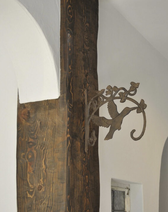 エイジング加工した柱に漆喰の白いＲ壁が映える。
