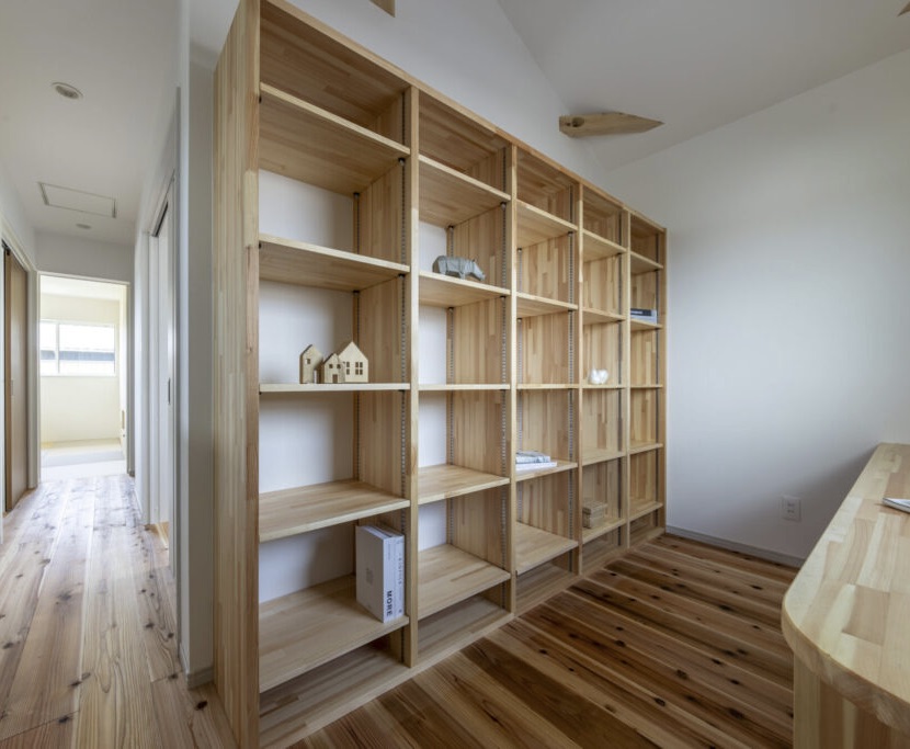 ファミリスペースには収納力たっぷりの本棚。