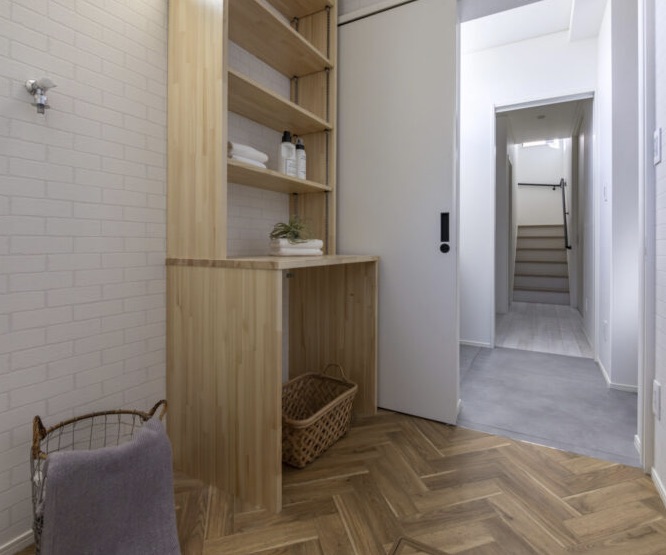 洗面室の奥の脱衣室(兼洗濯スペース)