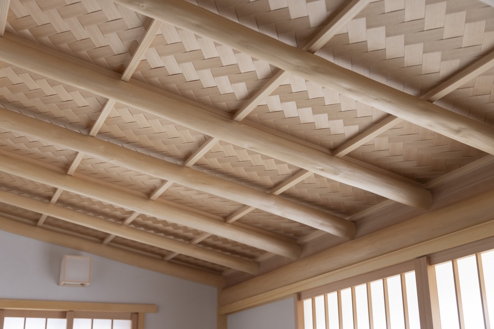 網代天井（杉柾矢羽根網代）