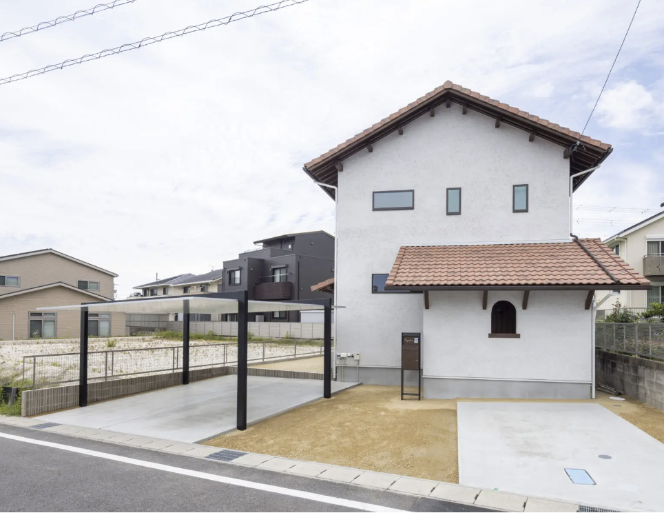玄関を見せないファサード(正面外観)デザイン。