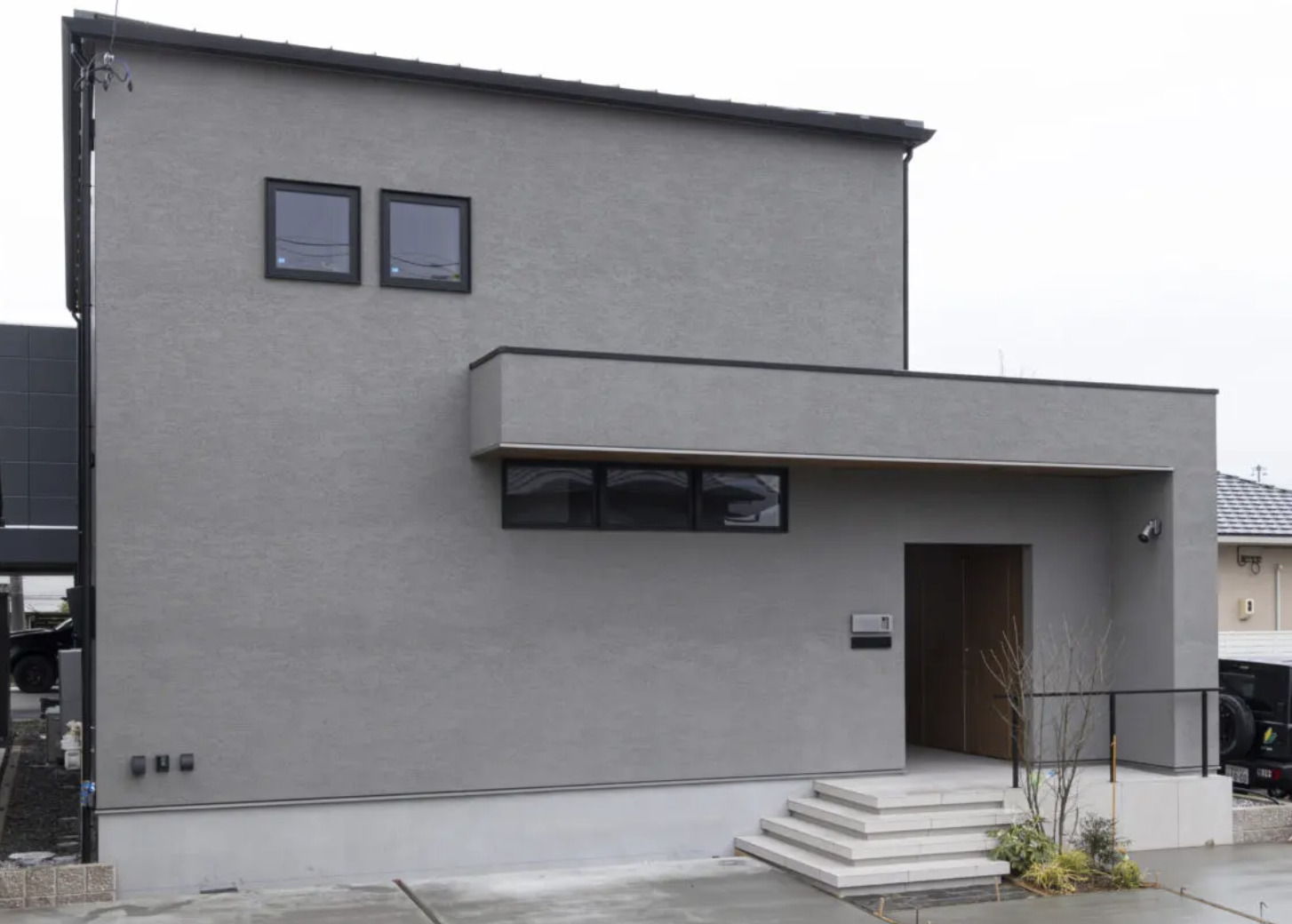 玄関は建物の入り口から、さらに奥に。