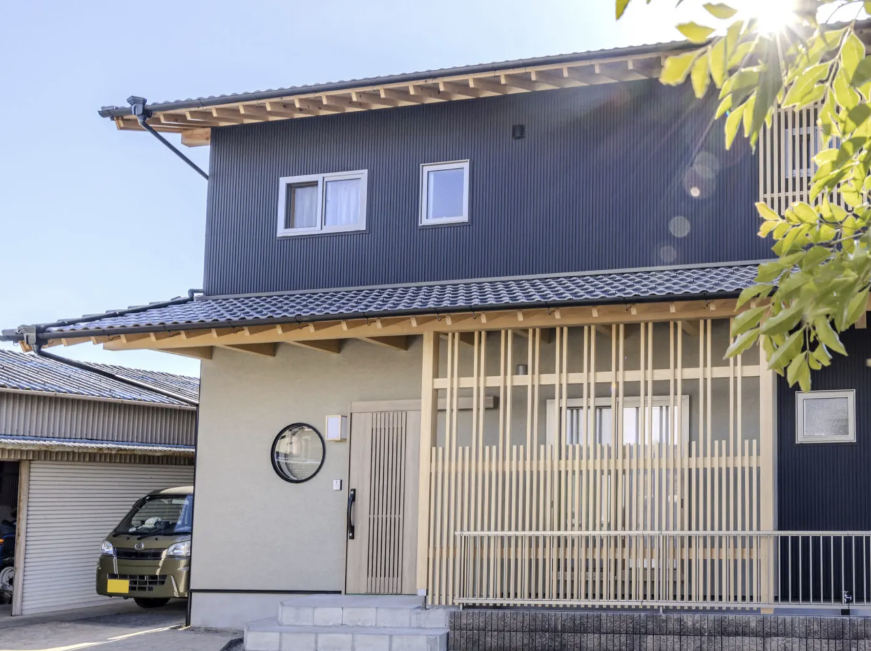 繊細優美な「吹寄せ親子格子」で開口をカバー。