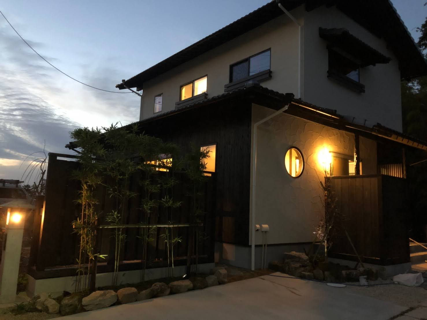 古民家旅館風の建物を引き立てる大和塀 みずしまの家
